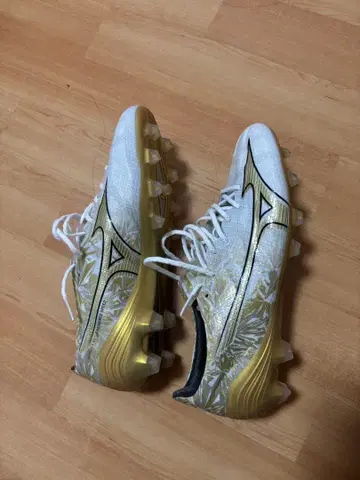 미즈노 알파 축구화 화이트/골드