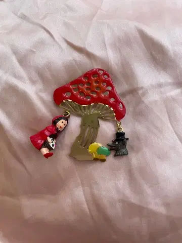 Les Nereides 빨간 망토 브로치