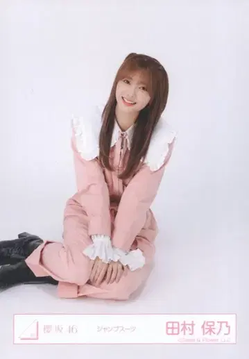 사쿠라자카46 코바야시 유이 졸업 콘서트 타무라 호노 점프수트 앉은 모습