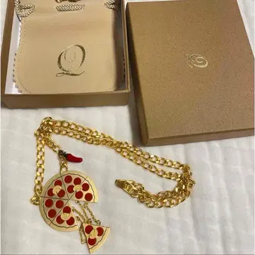 Q-pot. 멜티드 치즈 페퍼로니 피자 목걸이