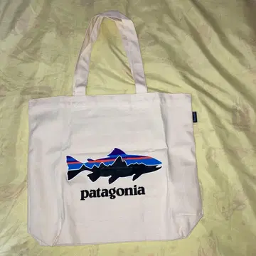 patagonia 토트백 물고기 로고 포함