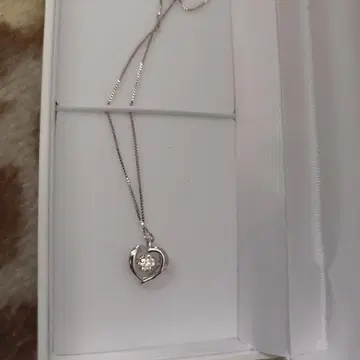 플라티나 하트형 다이아몬드 목걸이, 움직이면 가운데 다이아가 흔들립니다