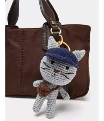 ZARA 참 키링 키티