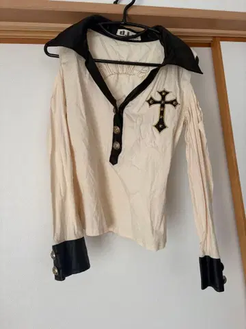 d.i.a. 어깨 트임 상의 (셔츠)