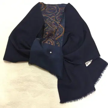 유키코 하나이 네이비 머플러