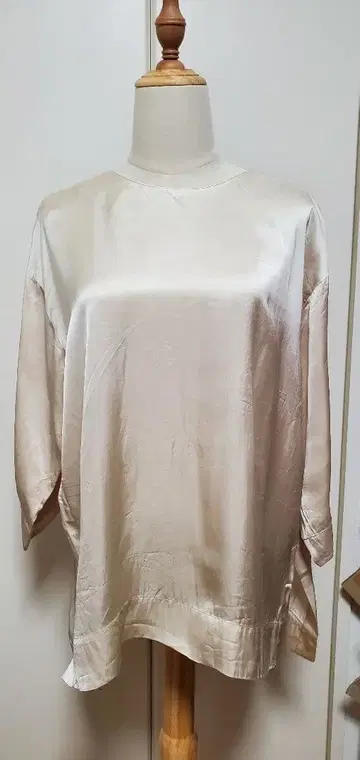 베이지 새틴풍 7부 소매 셔츠 백 버튼 포함