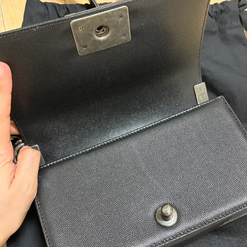샤넬 보이백 스몰 캐비어 블랙 풀구성 사진 5