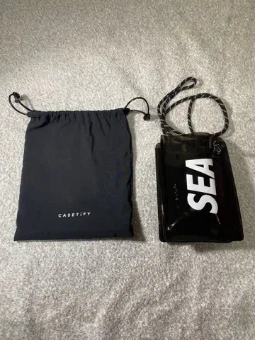 CASETiFY와 WIND AND SEA의 콜라보 숄더백