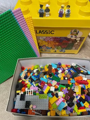 LEGO Classic 다색 세트 플레이트 미니 피규어 포함