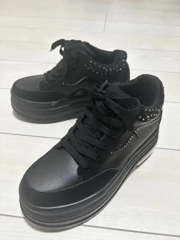 ESPERANZA 스터드 장식 통굽 블랙 스니커즈