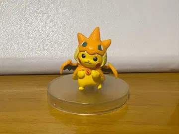 판초를 입은 피카츄 리자몽 피규어