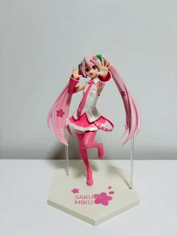 사쿠라 미쿠 댄스 피규어