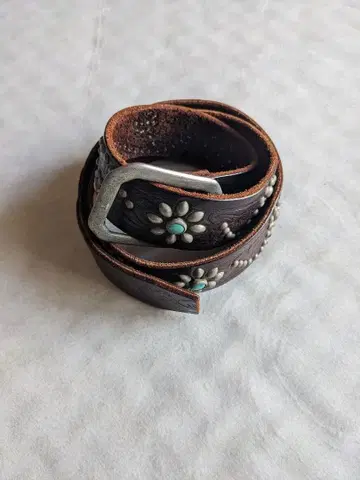 [ HTC ] 스터드 벨트 플라워 터콰이즈 엠보 가죽 브라운 36인치