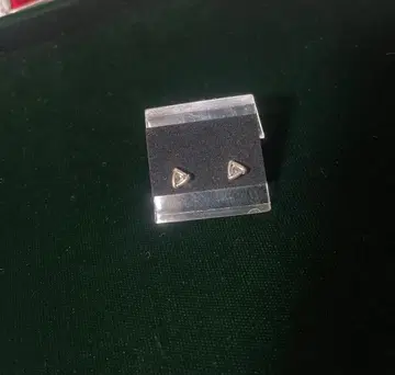 K14 White Gold 삼각형 스터드 귀걸이