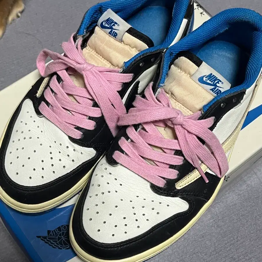 travis scott fragment jordan 1 pink laces