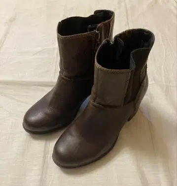 Clarks 클락스 가죽 숏부츠 사이드 지퍼