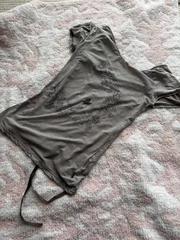 차코트 상의 꽃무늬 프린트 그레이