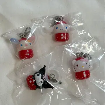 메지루시 키링 산리오 딸기 (키티/쿠로미/우사하나/시나몬)