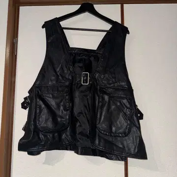 NOT CONVENTIONAL 인조 가죽 베스트