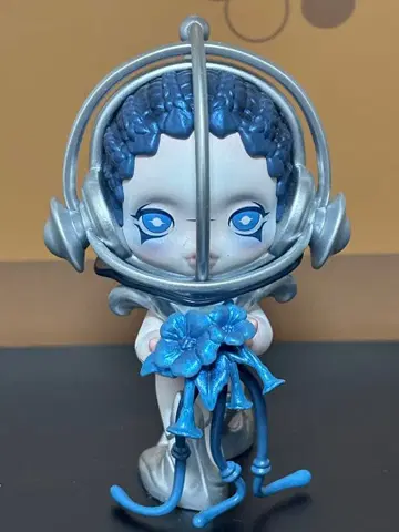 우주복풍 피규어 파란 꽃 포함