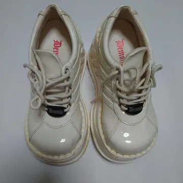 Demonia 통굽 화이트 스니커즈