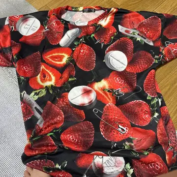 딸기 패턴 오버사이즈 T셔츠 트라바스. 빨리 구매하는 사람이 임자입니다.