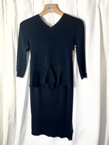 Viaggio Blu 셋업 V넥 티셔츠 스커트 네이비