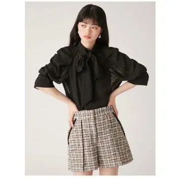 [컨디션 최상] Lily Brown 라메 트위드 숏팬츠