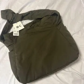 [택 포함 새상품] 유니클로C 소프트 퍼피 숄더백 올리브