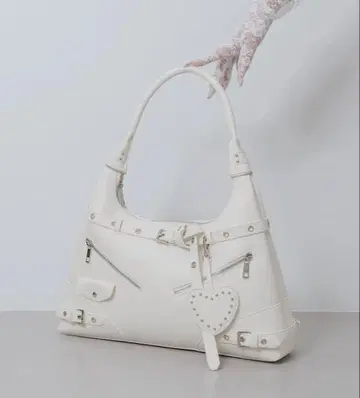 다리치 스터드 가죽 벨트 디자인 맥시 백 화이트