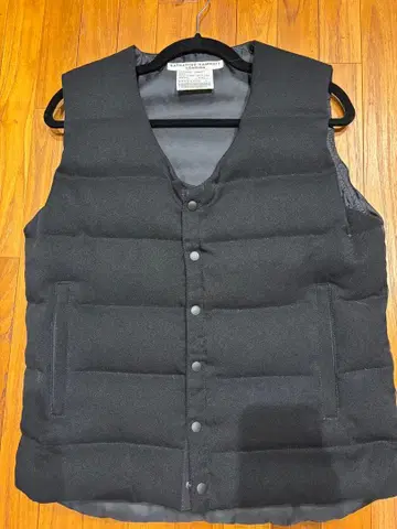 캐서린 햄넷 다운 베스트 블랙