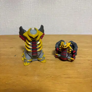 기라티나 피규어 2개 판매