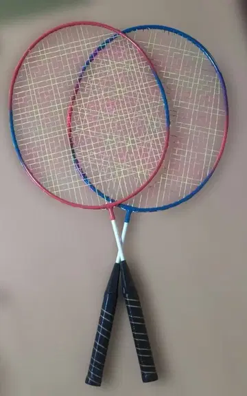배드민턴 라켓 빨간색과 파랑 2개 세트