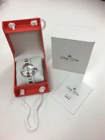 Che Che New York x Hello kitty 콜라보 시계