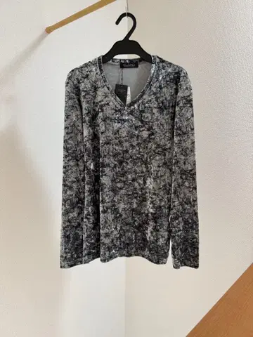 택 포함 새상품 TORNADO MART 벨로아 크랙 포일 V넥 티셔츠