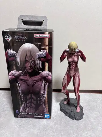 여성형 거인 피규어