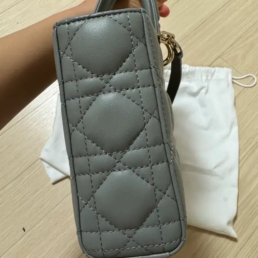 디올 디조이 레이디백 미디엄 스톤그레이 색상 팝니다. 사진 3