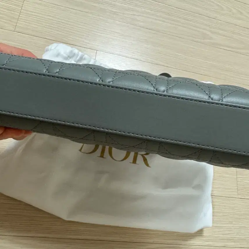 디올 디조이 레이디백 미디엄 스톤그레이 색상 팝니다. 사진 5