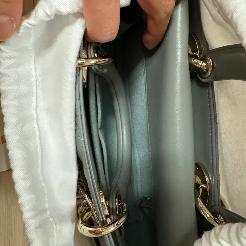 디올 디조이 레이디백 미디엄 스톤그레이 색상 팝니다. 사진 6