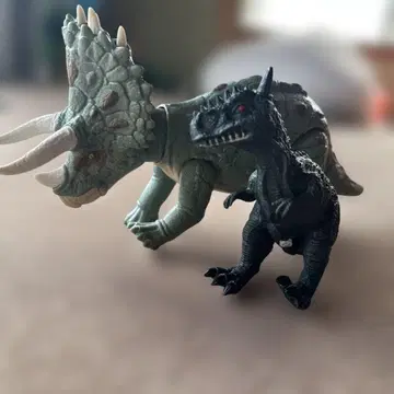 트리케라톱스 와 티라노사우루스 피규어 세트 쥬라기 월드