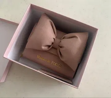 새상품급 Maison de FLEUR 볼륨 리본 지갑 지갑