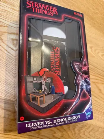 레어 스트레인저 싱스 일레븐 & 데모고르곤 VHS 테이프 디오라마