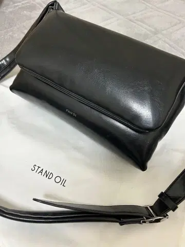 [ STANDOIL ] Fluffy Mini 블랙 숄더