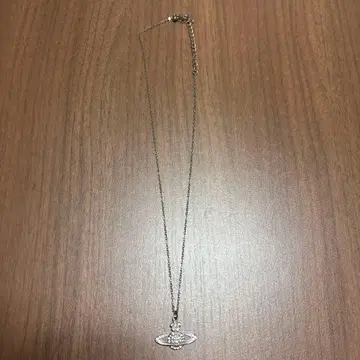 토성 모티브 스톤 장식 목걸이