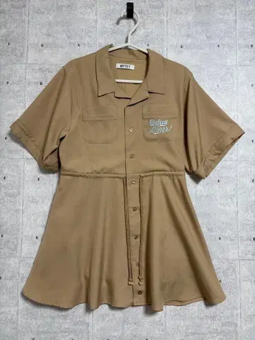 새상품급 BEFTEY 웨이트리스 셔츠 원피스 (베이지) 또 놀자