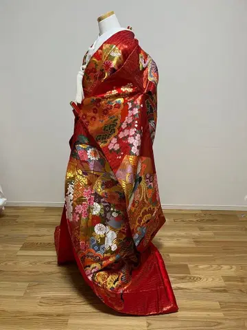 우치카케 빨간색 오로라 꽃무늬 금실 자수