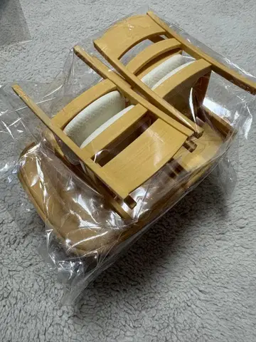 귀한 리멘트 완판템 다이닝 테이블과 의자 4개 포장 완료 리카짱 브라이스