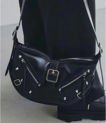 [ 새상품급 ] 스터드 크레센트 숄더백 블랙
