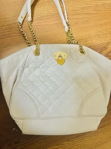 LOVCAT PARIS 퀼팅 체인 백 화이트 골드 금장 장식