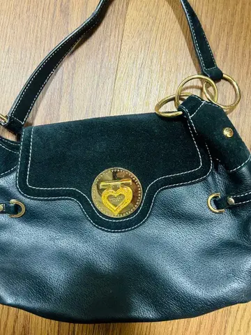 LOVCAT PARIS 하트 금장 장식 핸드백 블랙 골드